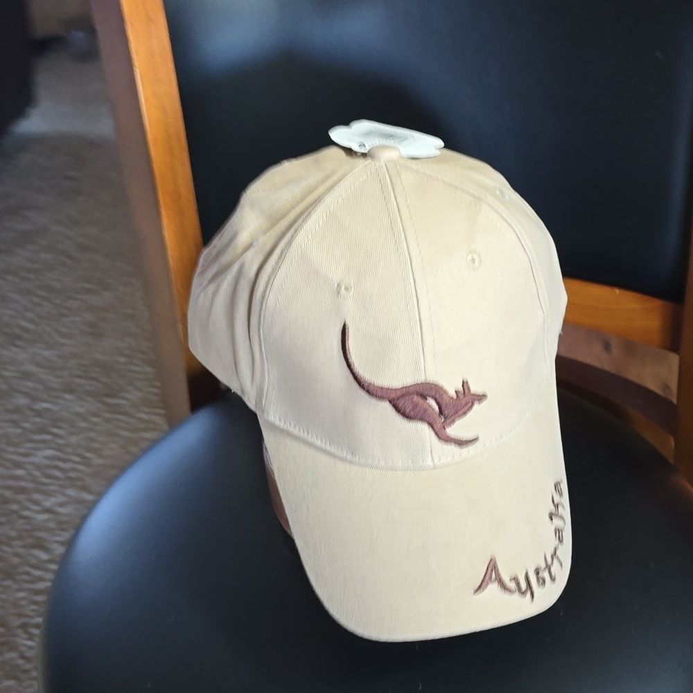 AUSTRALIA Embroidered Hopping  Kangaroo Baseball H00at NWT